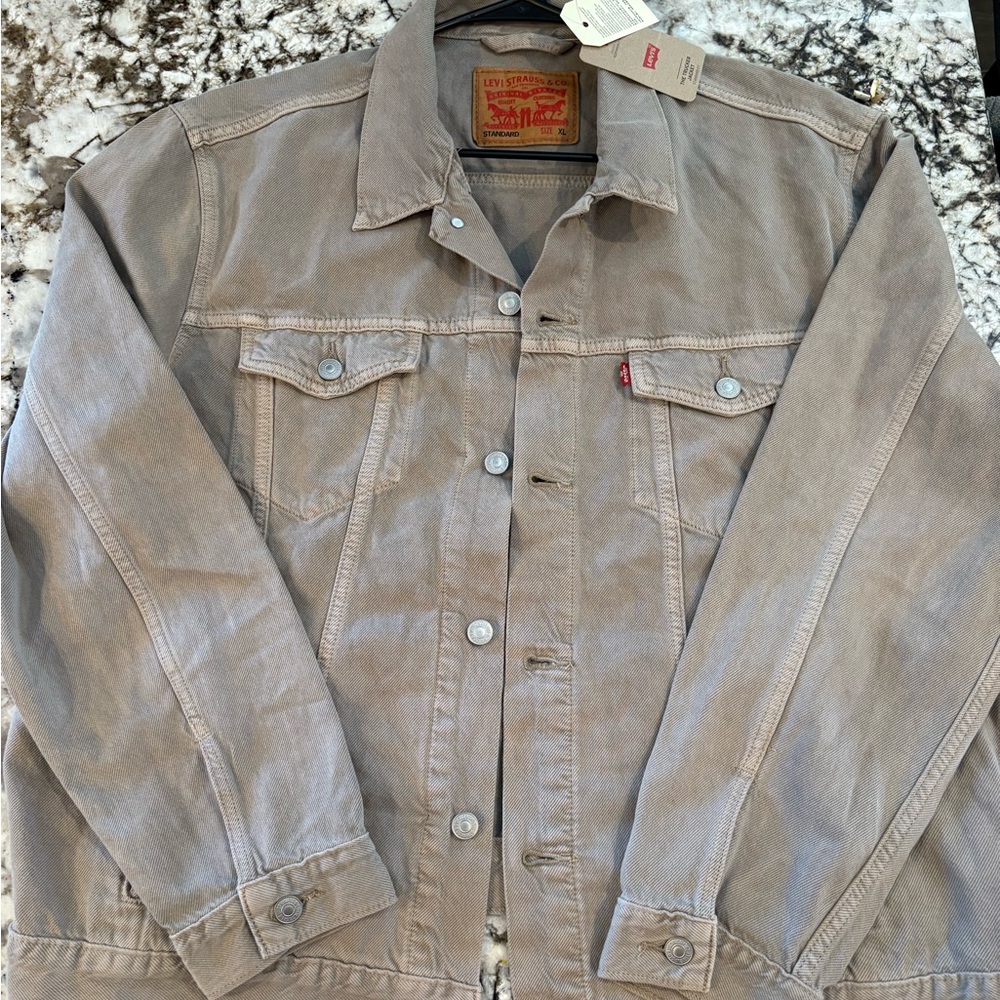 NWT Levi's “The Trucker Jacket” Standard fit denim jacket in tan/grey color